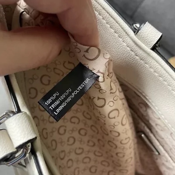 New Brand Guess Tote with Wallets - Picture 3 of 6